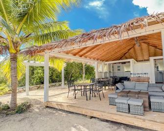 Garden View Cottage, North Eleuthera, Driftwood Seaweed Cottage #1 - Upper Bogue - Patio