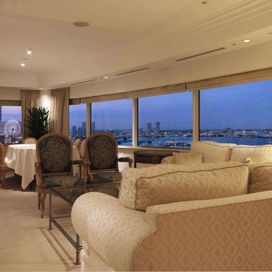 Living room view of Hotel New Grand