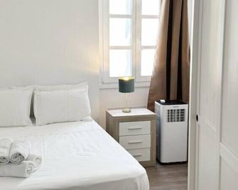 Central Two Bedroom Apartment - Gibraltar - Bedroom