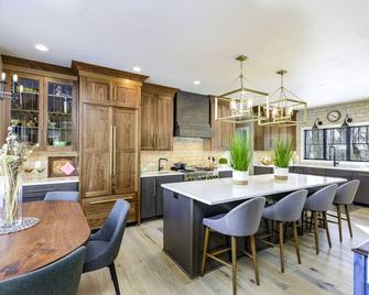 Luxurious Newly Renovated 4 Bedroom Home Near Elkhart Lake, Green Bay & Kohler - Plymouth - Comedor