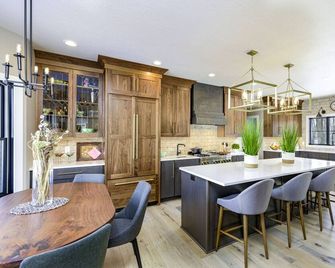 Luxurious Newly Renovated 4 Bedroom Home Near Elkhart Lake, Green Bay & Kohler - Plymouth - Jídelna