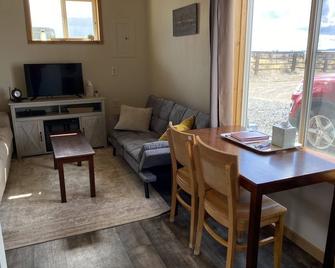 5 minutes from town, lots of space for pets to run, quiet and private! - Burns - Living room