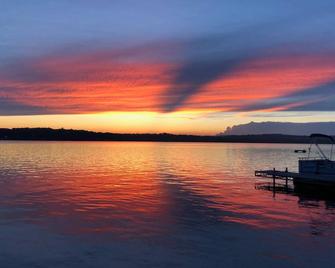 Private Lakefront Home With Kayaks Stunning Sunsets Panoramic View - Newburgh - Outdoors view