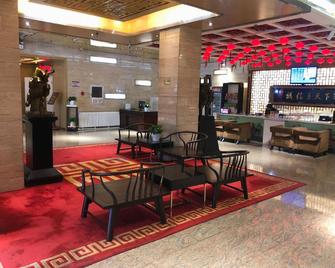 Mudanjiang Kunlun Hotel (Railway Station Pedestrian Street) - Муданджіан - Лоббі