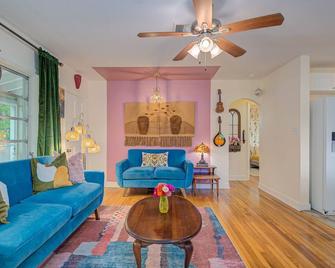 Charming 2-bedroom bungalow In Downtown historic Fort Myers - Fort Myers - Living room