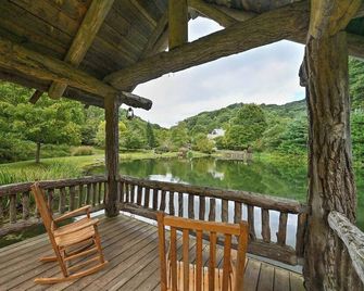 Luxury tree house-like accommodations in the Blue Ridge Mountains. Ski/bike/hike - Mars Hill - Balcony