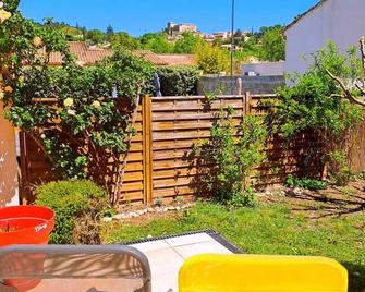 Maison conviviale en pleine nature à Gréoux-les-Bains, 3 chambres - 格雷烏萊班 - 天井