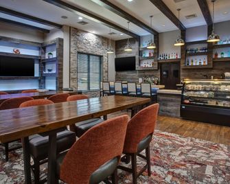 Hampton Inn & Suites by Hilton Newark Airport Elizabeth - Elizabeth - Ресторан
