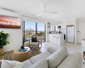 Beachfront Studio with Balcony & Stunning Views - Coolangatta - Living room