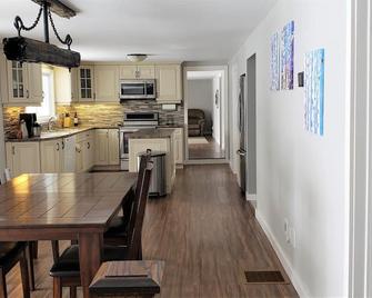 Muskoka Lakehouse Retreat - Family Friendly with Sandy Beach on Three Mile Lake - Windermere - Sala de estar