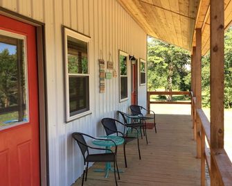 Cute Cottage River Front! Hot Tub , Four Twin Beds Friend Retreat! - Tuskahoma - Patio