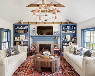 Haddock Cotter Chic Farmhouse and Barn w Pool - Old Chatham - Living room
