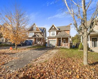 3 Bedroom, King Bed, Perfect for families, Close to University! - Guelph - Building