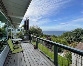 Strait view! Great location for hiking, biking, kayaking and whale watching. - Port Angeles - Balcon