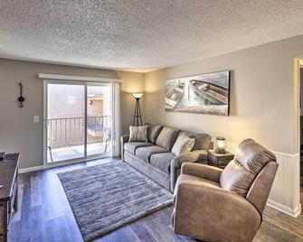 Lake Havasu City Condo w/ Resort Amenities! - Lake Havasu City - Living room