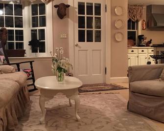 Renovated 1854 Sea Captain's House w/Harbor Views in Deer Isle Villagebr - Deer Isle - Sala de estar