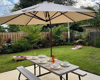 Minutes to beaches and downtown- 3 bed house- coastal tropical living - Fort Lauderdale - Innenhof