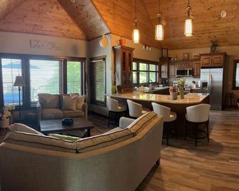 \nRelax at the Lake! - Perham - Sala de estar