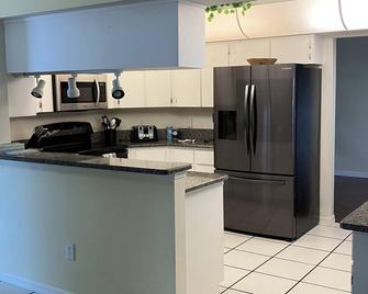 3/2 pool home in Crystal Oaks with WiFi and AC - Lecanto - Cocina