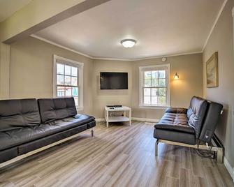 Walk to Beach Condo with Patio on Catalina Island - Avalon - Living room