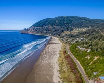 Three Bedroom, Two Bath Just Two Blocks to Golf or Beach in Manzanita! - Manzanita - Beach