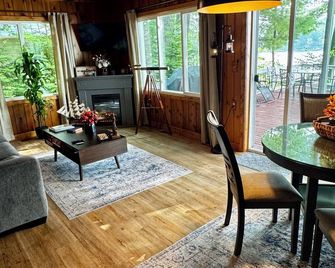 Cozy Waterfront Cottage - 2 private docks, kayaks, pedal boat, grill & firepit! - Newaygo - Sala de estar