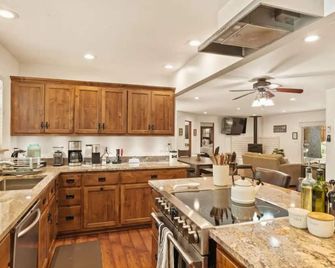 Spacious 4br/3ba Family Home + Must See Game Room. - Graeagle - Kitchen