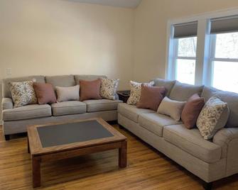 Relax at Cozy Oaks Cottage - Bettendorf - Living room
