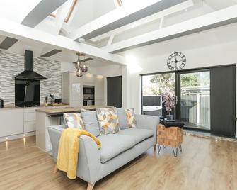 The Broadway Beach House with Hot tub - Herne Bay - Living room