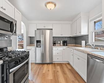 Minutes To Lambeau, Remodeled, Modern & Clean - Green Bay