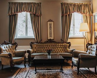 Dwór Sieraków - Sieraków (małopolskie) - Hol