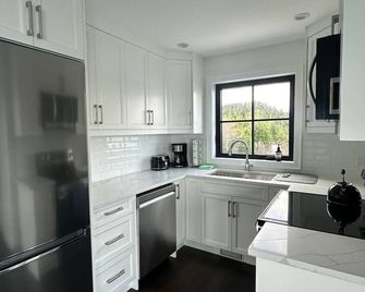 Brand new coach house studio suite w/ stunning ocean view! Short walk to marina. - Telegraph Cove - Kitchen