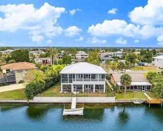 Newly Remodeled Gulf Canal Home With Floating Dock and Kayaks - Hernando Beach - Building