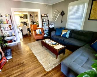 Pet Friendly Small House in the Heart of Paducah - Paducah - Living room