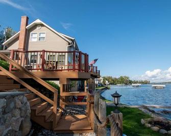 Steps To The Beach on Conesus Lake - Geneseo - Building