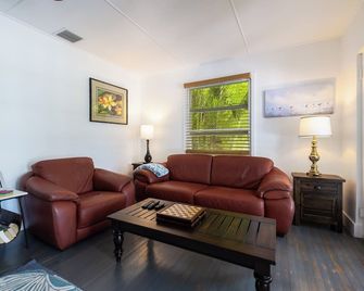 Private Cottage on Bayfront Estate with Pool, Beach, Dockage, Kayaks and More - Islamorada - Sala de estar