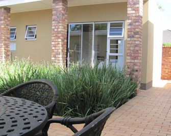 Absolute Cornwall Bed and Breakfast - East London - Patio