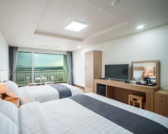 Breeze Bay Hotel - Seogwipo - Schlafzimmer
