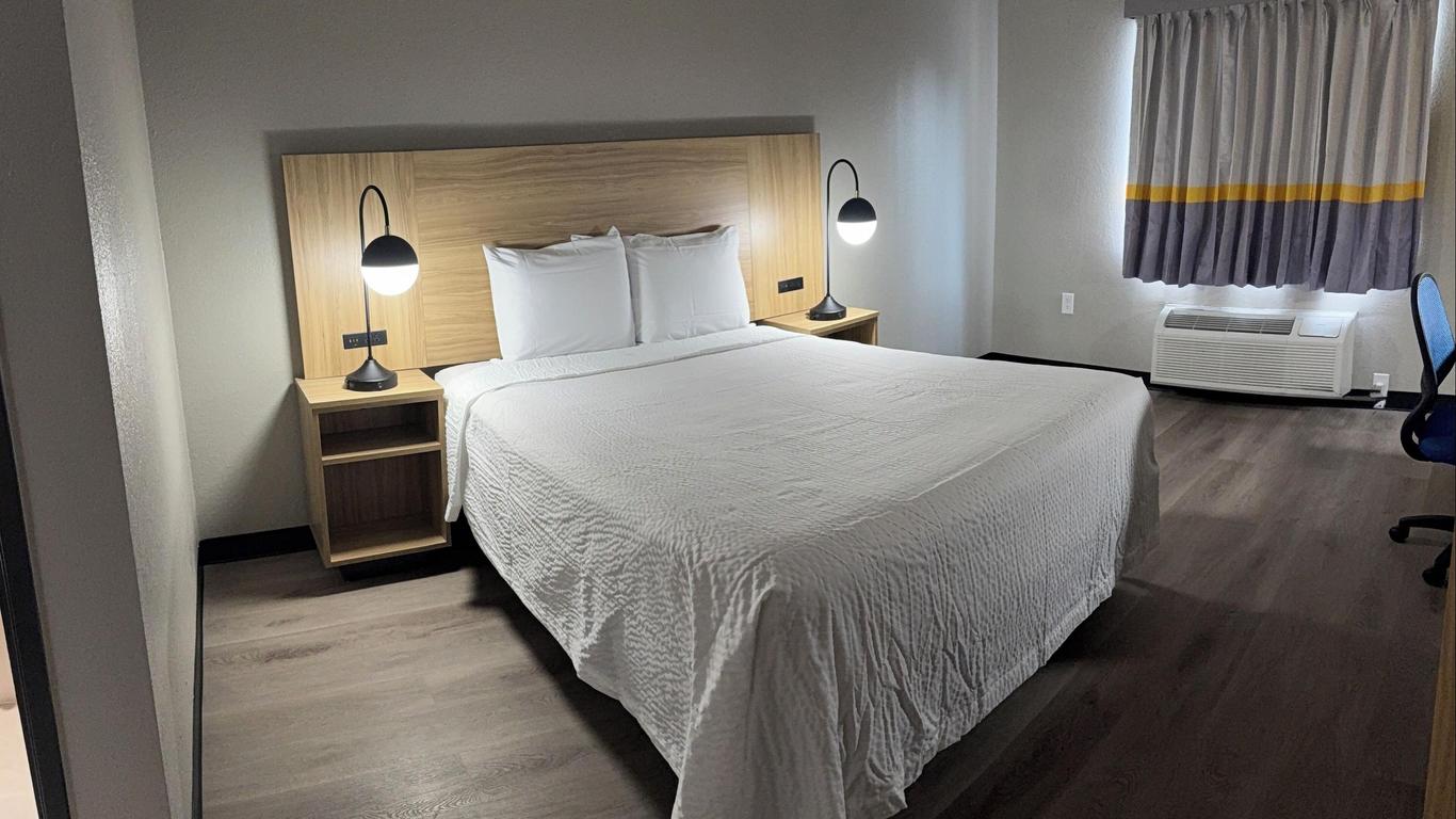 Super 8 by Wyndham Richfield/Cleveland