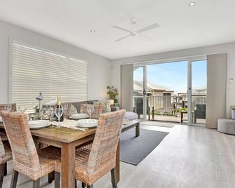 Sandy Isles at Caves Beach Villas - Caves Beach - Eetruimte