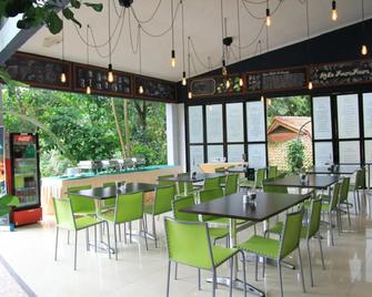 RedDoorz Resort @ Cimahpar Bogor - Bogor - Restaurant