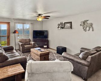 4 Bedroom, 2 Bath Upper and Lower Sleeps 14 - Merrill - Wohnzimmer