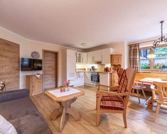 Ferienwohnung Watzmann, für 1-4 Personen, 54 qm, Südterrasse, Garage, Separater Eingang - Berchtesgaden - Living room