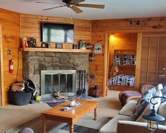 Poconos Lake Harmony located between 2 popular ski resorts! BB & JF! - Lake Harmony - Living room