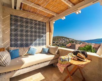 Elixir Hotel - קלקאן - מרפסת