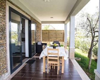 Casas Do Paço - Holiday Homes, Casa Rosa - Cabeceiras de Basto - Patio