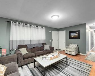 City living W/Hot tub, Pool Table, Movie Theater! - Cleveland - Living room