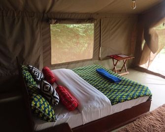 5 min From Masai Mara NP! Affordable Glamping Tents Available Hosted by Maasai - Maasai Mara - Bedroom