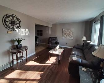 The Reynoldsburg Retreat - Reynoldsburg - Living room