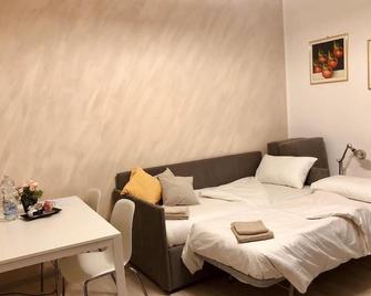 Lovely 2 room apartment with small garden - Milano - Camera da letto